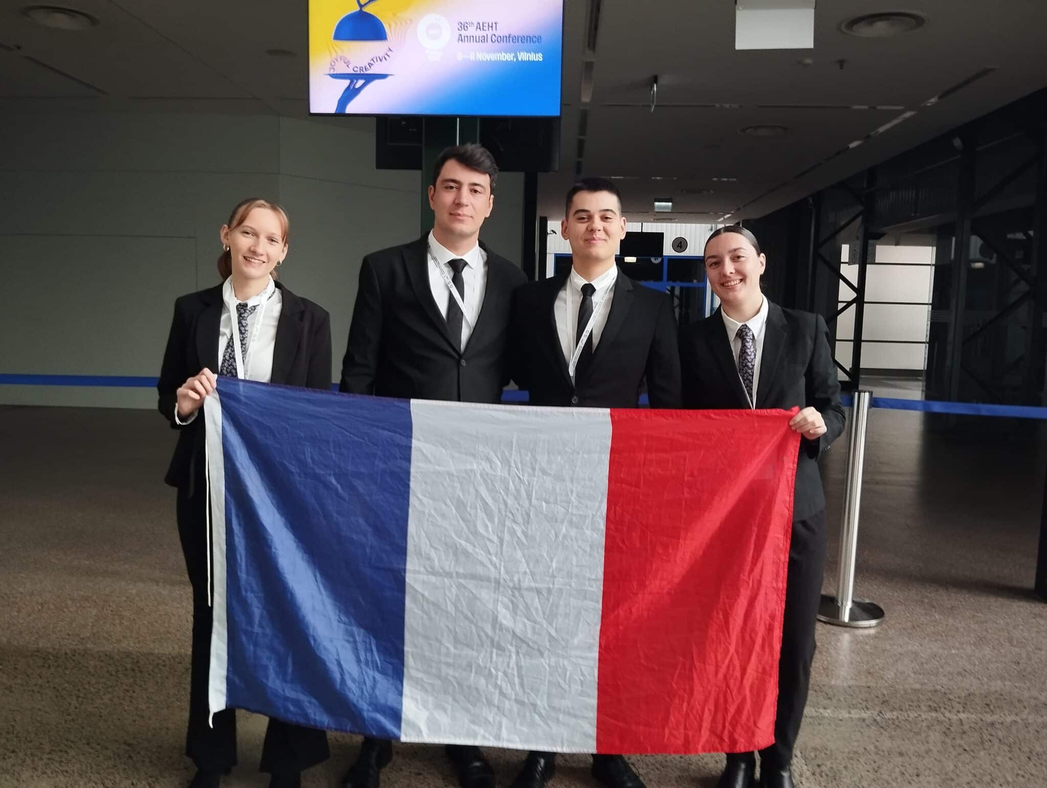 des étudiants tiennent un drapeau de la France