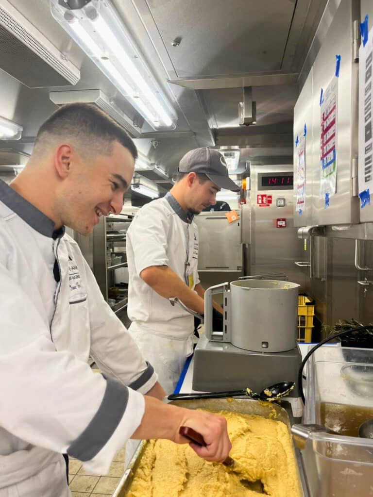 Les étudiants de 2TSB en immersion professionnelle lors des essais mer du paquebot Celebrity Xcel 4 2TSB en cuisine sur le Celebrity Xcel