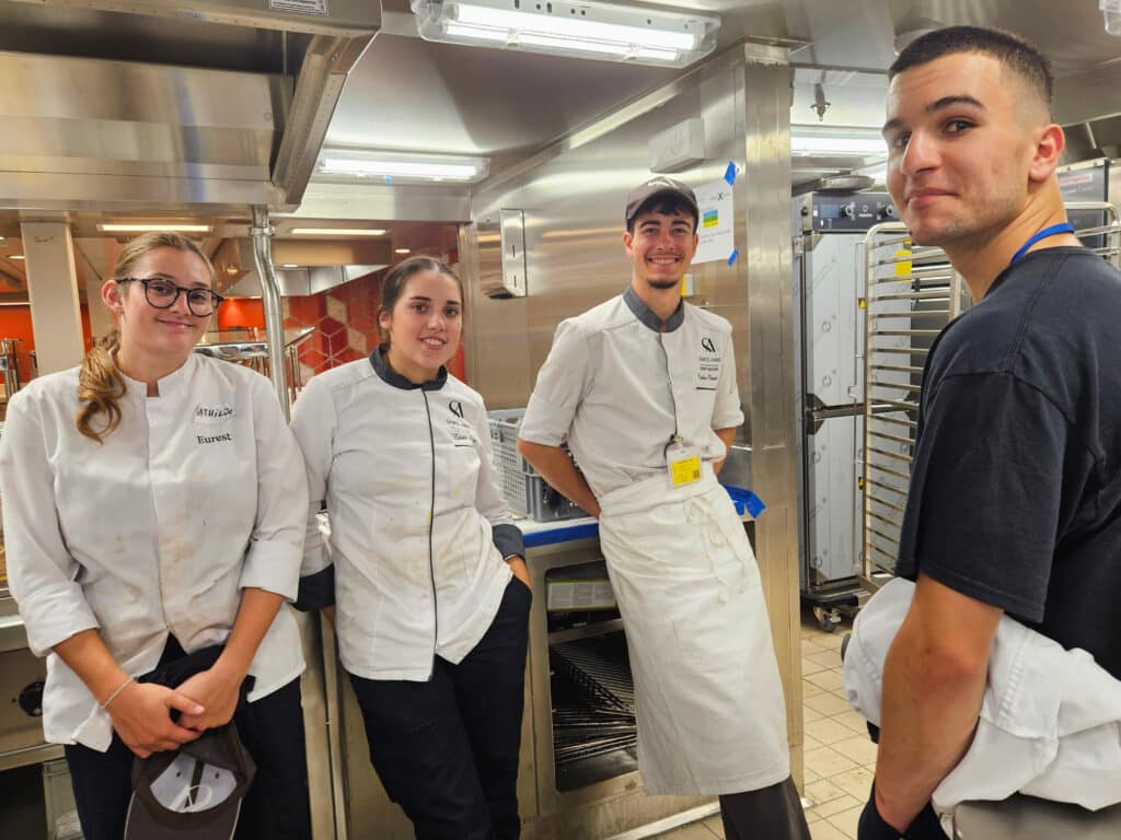 Les étudiants de 2TSB en immersion professionnelle lors des essais mer du paquebot Celebrity Xcel 2 photo de groupe cuisine