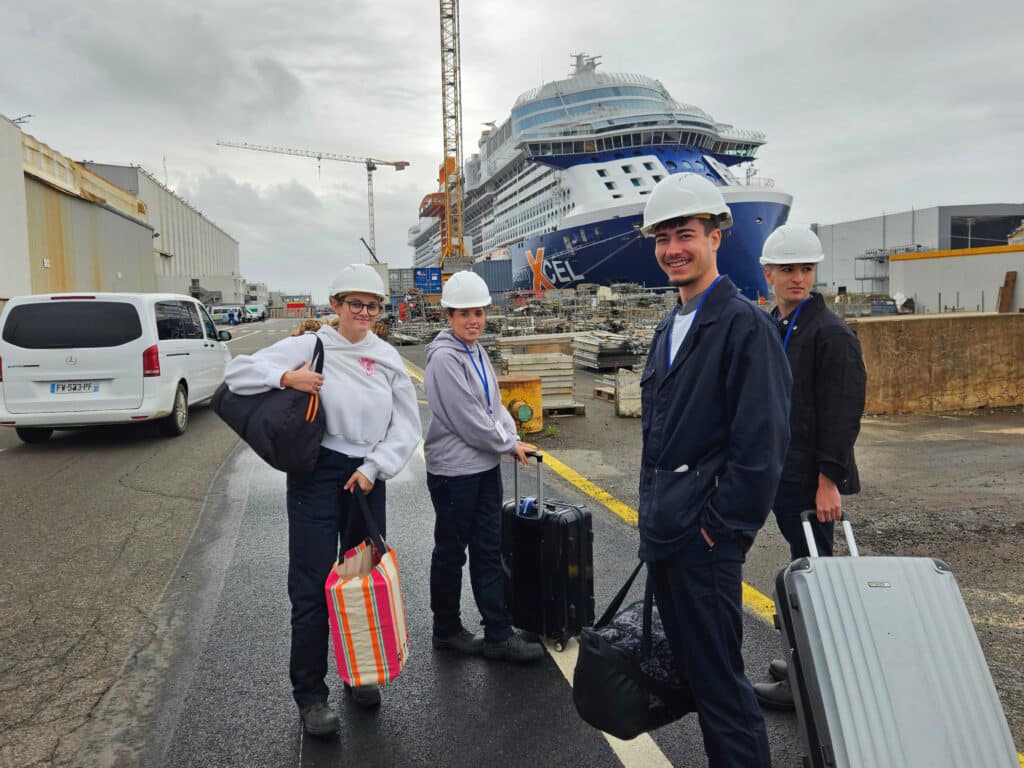 Les étudiants de 2TSB en immersion professionnelle lors des essais mer du paquebot Celebrity Xcel 1 Les étudiants de 2TSB en cuisine avec leur professeur Jean-Michel Jouan lors des essais mer du Celebrity Xcel