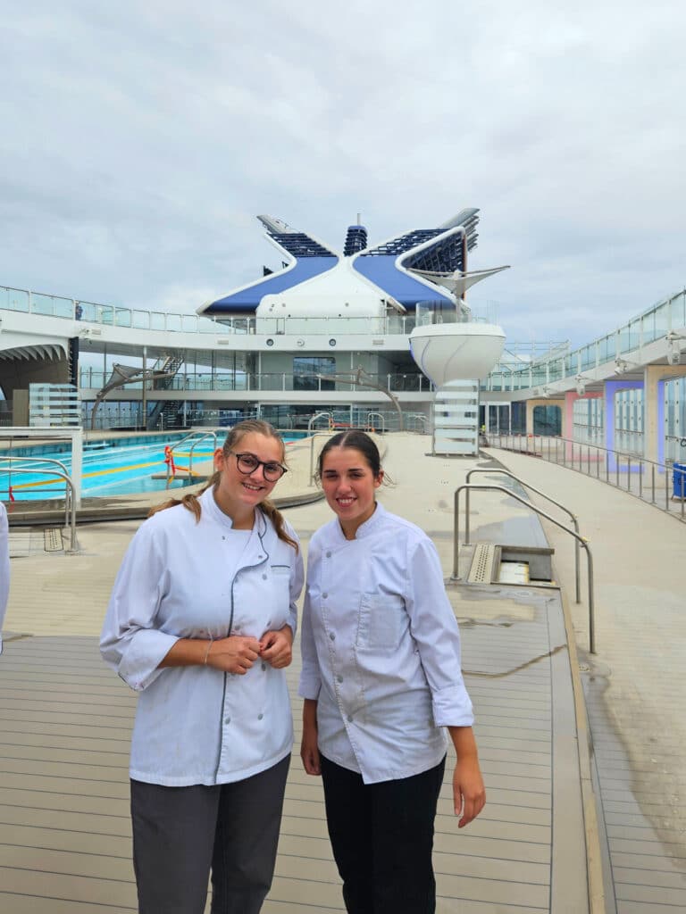 Les étudiants de 2TSB en immersion professionnelle lors des essais mer du paquebot Celebrity Xcel 7 photo sur le toit du bateau